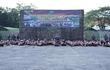 Menempa Karakter dan Jiwa Kepemimpinan, Siswa SMK Ketintang Surabaya Ikuti KKRI Pasmar 2